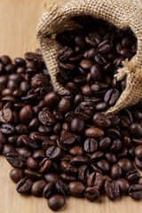 Graos de cafe em uma pequena saca