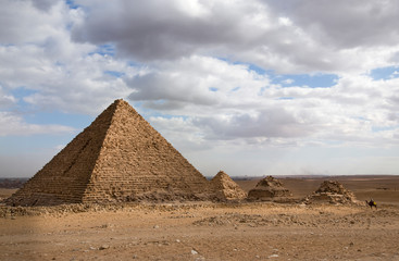 Fototapeta na wymiar hombre en camello mirando las pirámides