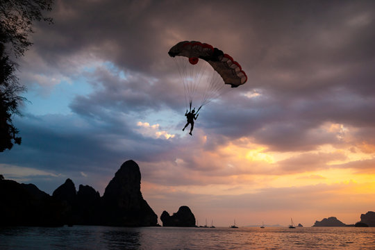 paracaidista aterrizando en una playa de Tailandia