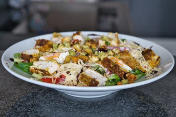 Gemischter Bio Salat Teller mit Hühnchenstreifen, Tomaten, Eier, Paprika, Feldsalast, Balsamico...
