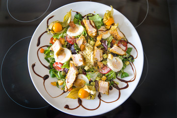 Gemischter Bio Salat Teller mit Hühnchenstreifen, Tomaten, Eier, Paprika, Feldsalast, Balsamico und Croutons, Produktbild