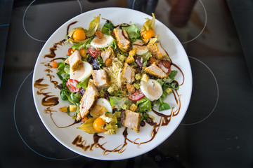 Gemischter Bio Salat Teller mit Hühnchenstreifen, Tomaten, Eier, Paprika, Feldsalast, Balsamico und Croutons, Produktbild