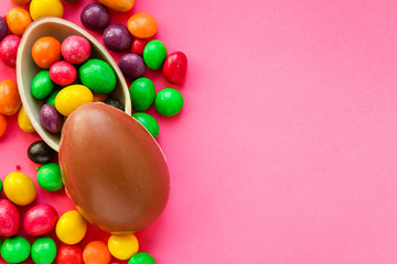 Obraz premium chocolate egg and candy easter decor, menu concept background. top view. copy space