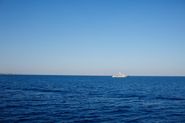 Fototapeta premium Photo of the red sea, bright sun