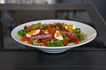 Gemischter Bio Salat Teller mit Tomaten, Eier, Schinken und Croutons, Produktbild
