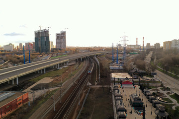 Obraz premium panoramiczne widoki z drona linii kolejowej i autostrady dużego miasta