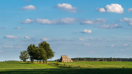 Pola uprawne ze stogiem słomy © Maciej