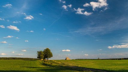 Pola uprawne ze stogiem słomy © Maciej