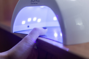 Manicure device for drying nails with ultraviolet, technique