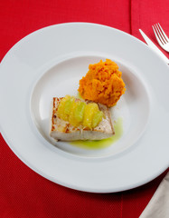 plato con pure y pescado