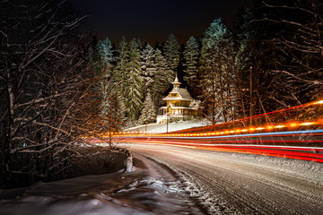 Kaplica na Jaszczurówce w Zakopanem w scenerii zimowej © Piotr Gołębniak