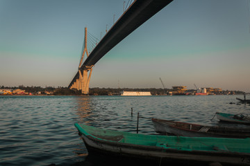 botes de pesca en el rio bajo un puente
fishing boats on the river under a bridge