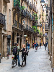 pareja de amigos hablando en una típica calle de Barcelona