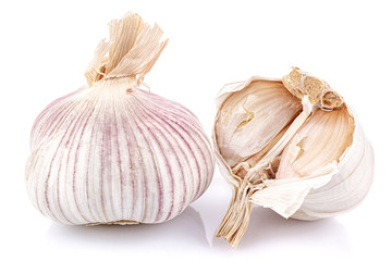 Obraz premium Open and whole garlic heads in a row isolated on white background with reflection on glossy surface