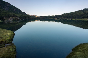 Fototapeta na wymiar laguna de montaña con reflejo simétrico