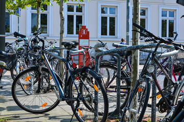 Fahrräder, Bahnhof, abgestellt, angeschlossen, Bahnhofplatz, Klima