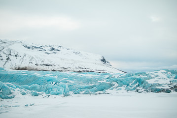 Fototapeta na wymiar Diamond beach on Iceland or Jokulsarlon Iceberg beach. Crystal ice melting on volcanic beach In Iceland.