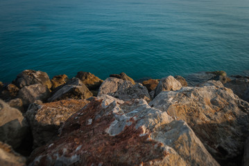 camino rocoso hacia el mar azul
