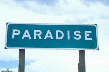A sign that reads &Ograve;Paradise&Oacute;