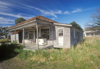 Fototapeta na wymiar Abandoned house, Stumpy Point, NC