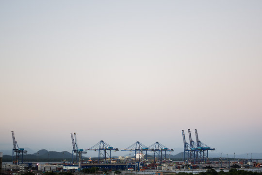 The Port in Paranagu&aacute;