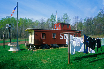 Residential trailer with laundry in yard, WI