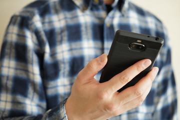 スマートフォンを使用しているところ