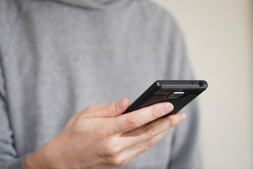 スマートフォンを使用しているところ