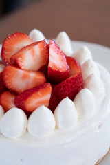 自宅で手作りした苺のスポンジケーキ