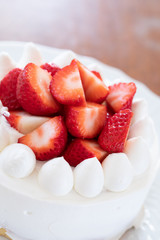 自宅で手作りした苺のスポンジケーキ