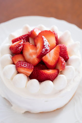 自宅で手作りした苺のスポンジケーキ