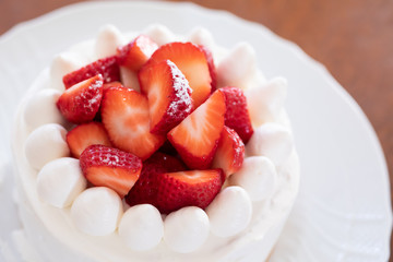自宅で手作りした苺のスポンジケーキ