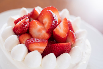 自宅で手作りした苺のスポンジケーキ