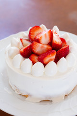 自宅で手作りした苺のスポンジケーキ