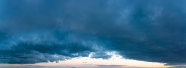 Naklejka premium Fantastic clouds against blue sky, panorama