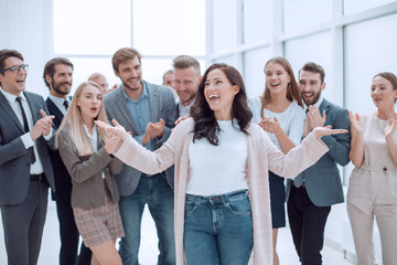 Obraz premium happy woman leader on the background of her business team