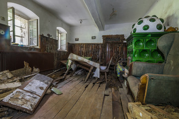 aufenthaltsraum in einem verlassenen gasthaus