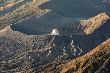 인도네시아에 있는 브로모 화산입니다.
This beautiful sight is the Bromo volcano in Indonesia.