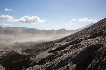 인도네시아에 있는 브로모 화산입니다.
This beautiful sight is the Bromo volcano in Indonesia.