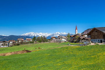 Fototapeta na wymiar Blick über Vöran auf die Alpen, Südtirol