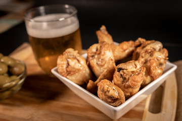 Snack de pollo frito con cerveza y aceitunas