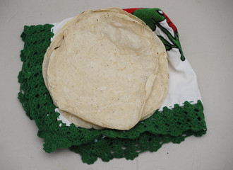 preparando taco con carne roja