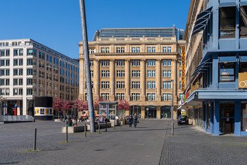 FRANKFURT AM MAIN, GERMANY SEPTEMBER 13, 2019: pedestrians in front of office building and skyscraper on the imperial square frankfurt am main germany - obrazy, fototapety, plakaty