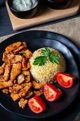 bulgur mit gebratenem fleisch und joghurtsoße