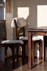 antike dekorative dunkelbraune korbstühle und tisch mit fell und wolldecke über der stuhllehne gefaltet innen 