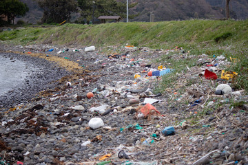海からの漂着ゴミがあふれた湾内の石浜（島根桂島）