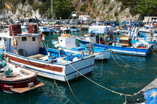 Porticciolo italiano, pieno di barche e pescherecci sulla costiera amalfitana