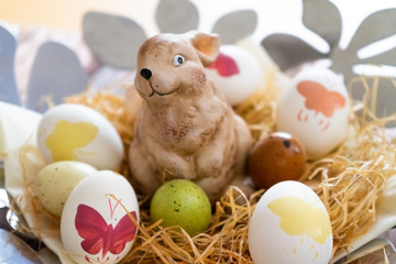 Osterdekoration Ostereier und Hase in einer Schale