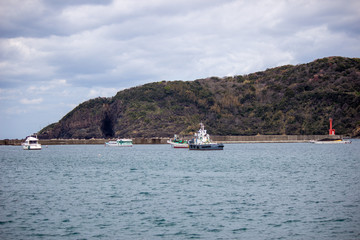 Fototapeta premium 漁港に船が等間隔に停泊 島根 桂島