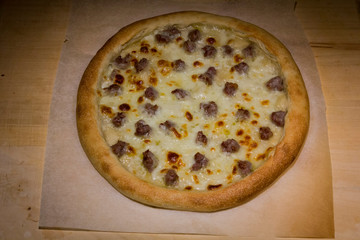 pizza bianca con salsiccia fatta in casa
